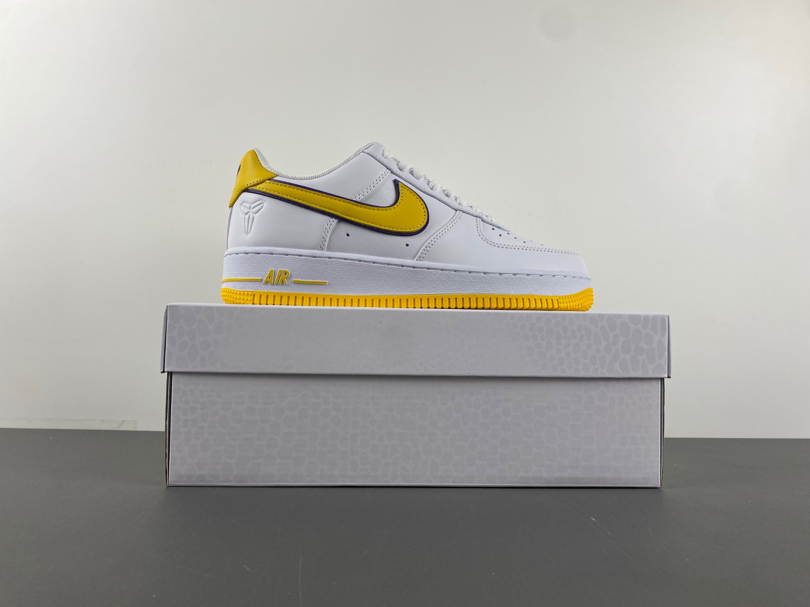 Kobe Bryant x Nike Air Force 1 Low FZ1151-100