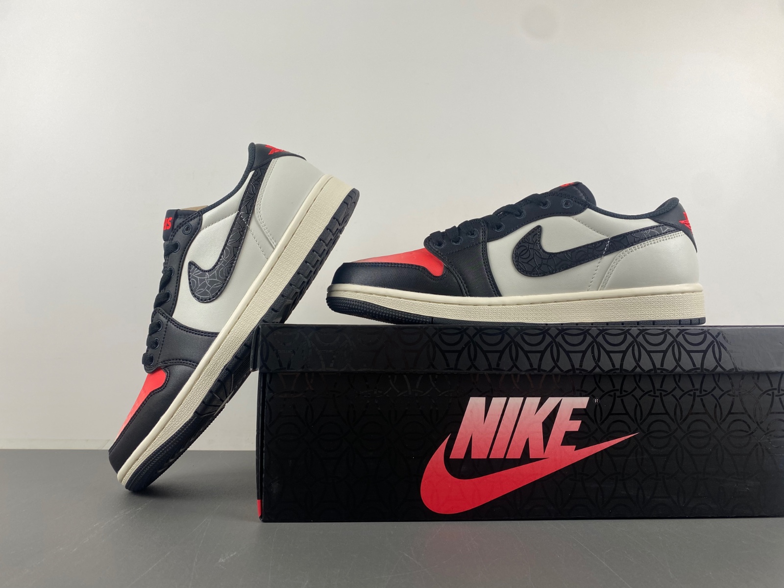 Air Jordan 1 Low HF8828-100.