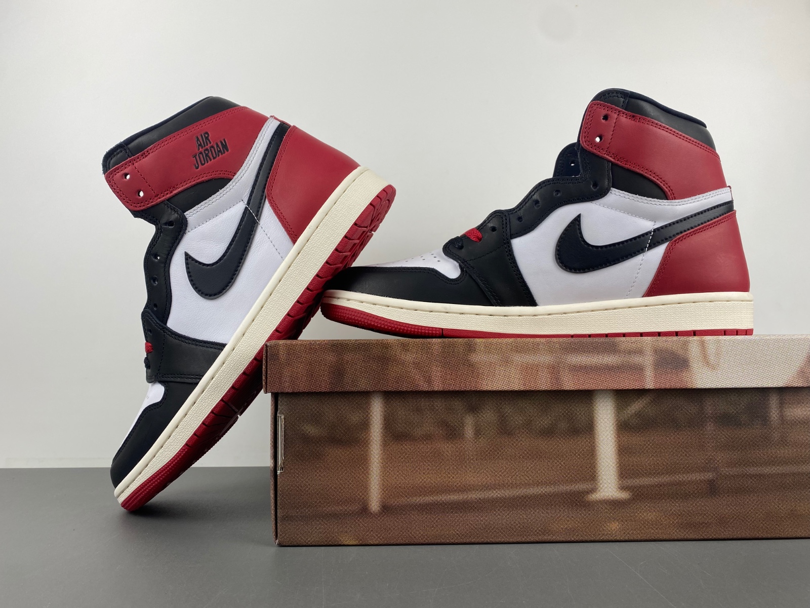 Air Jordan 1 High OG “Black Toe Reimagined”DZ5485-106