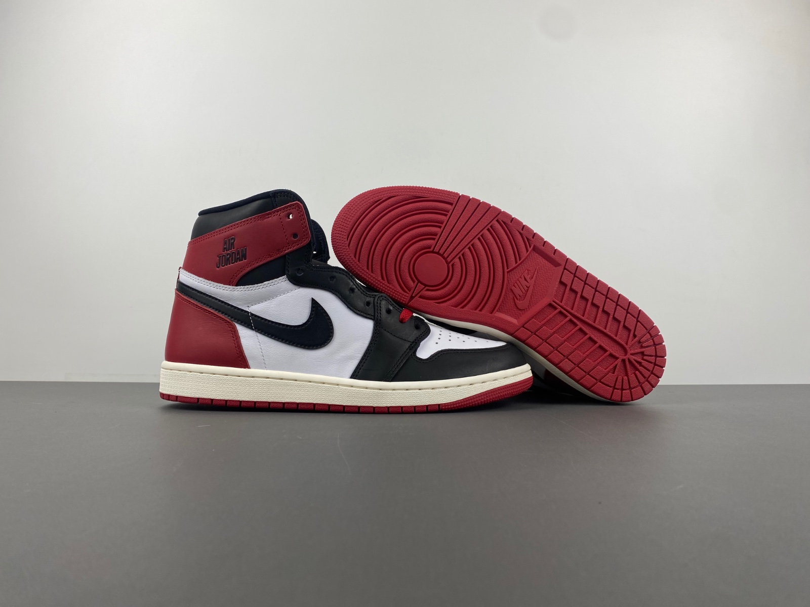 Air Jordan 1 High OG “Black Toe Reimagined”DZ5485-106