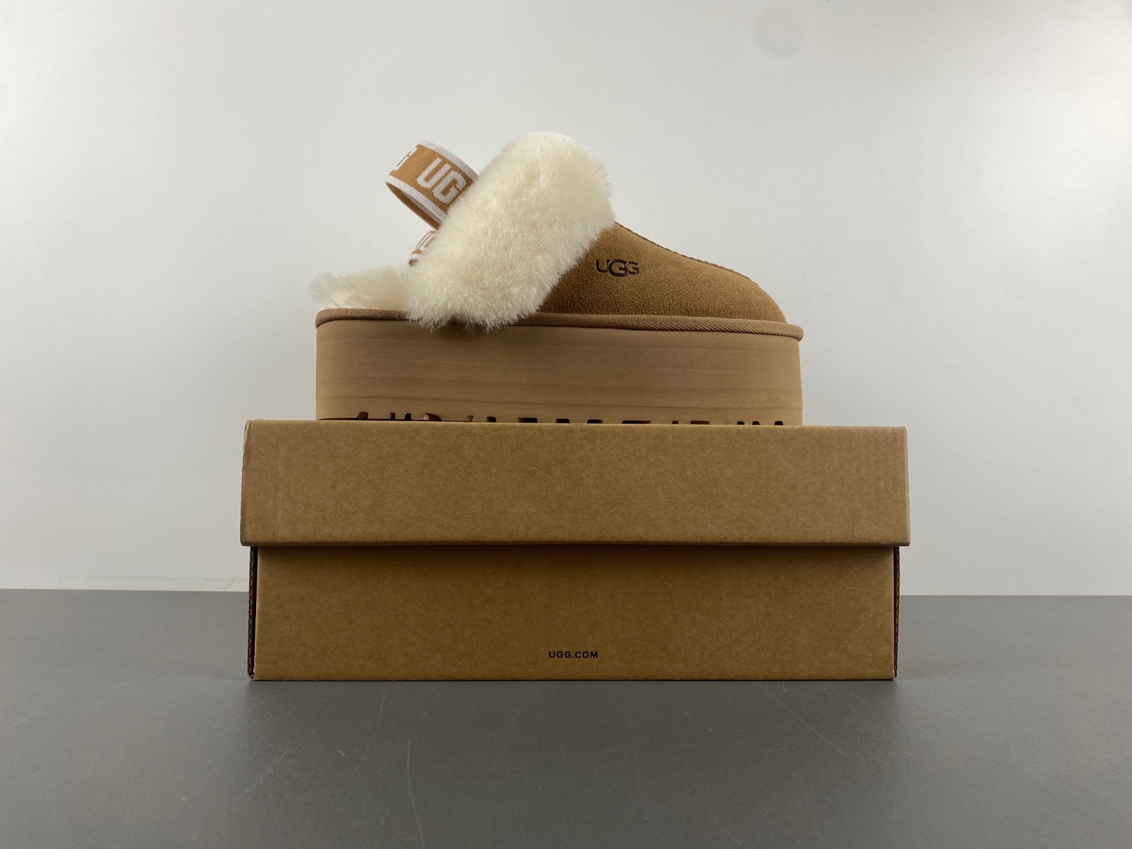 UGG  The head has a thick bottom  W/1113474