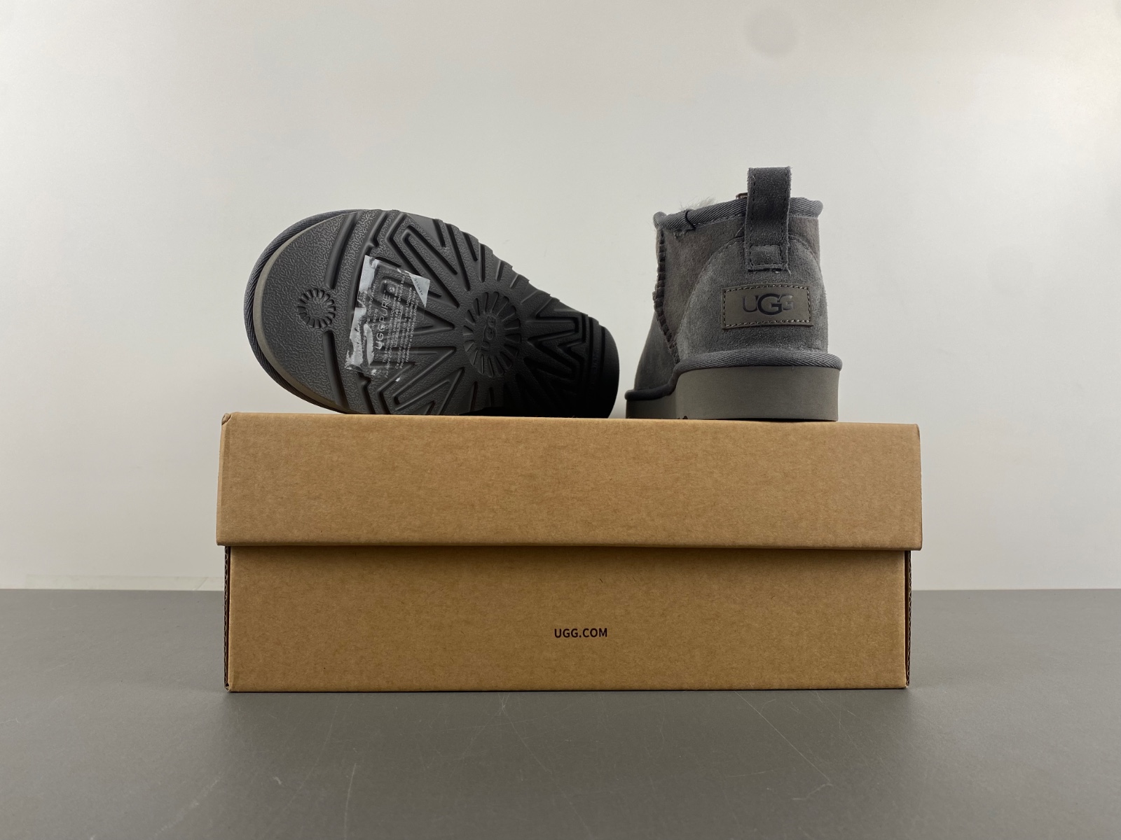 UGG  gray  W/1116109