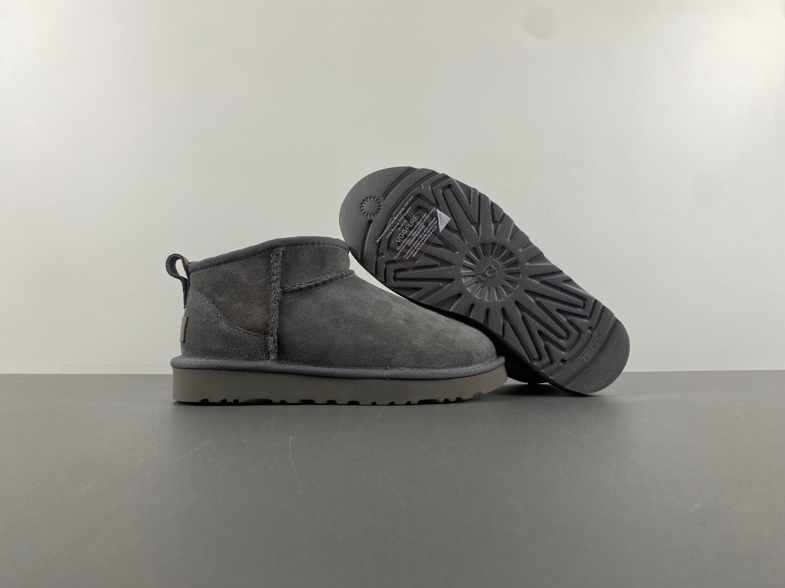 UGG  gray  W/1116109