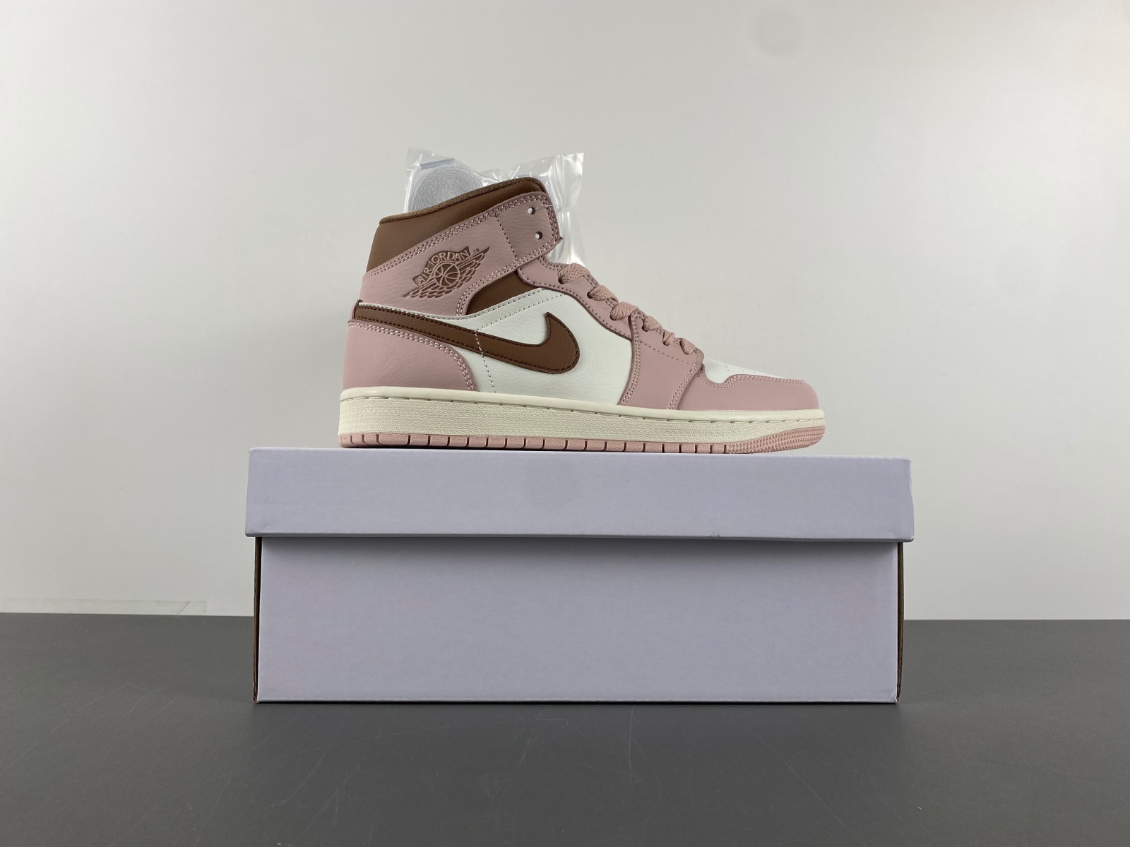 Air Jordan 1 Mid Feasts  BQ6472-620