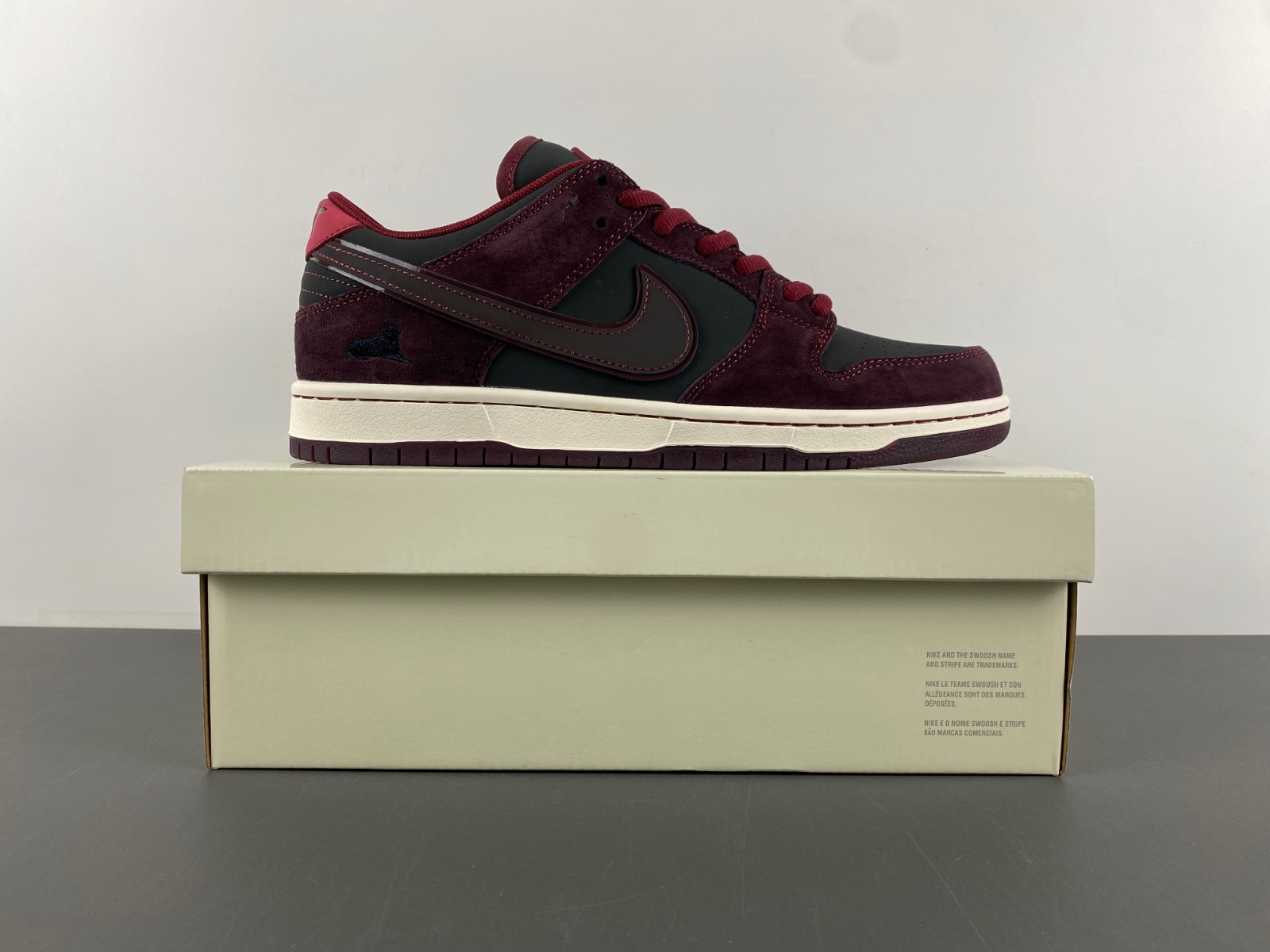 Riot Skateshop x Nike SB Dunk Low 2025  FZ1289-200