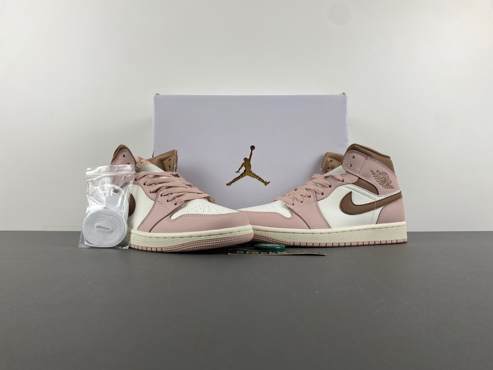 Air Jordan 1 Mid Feasts  BQ6472-620