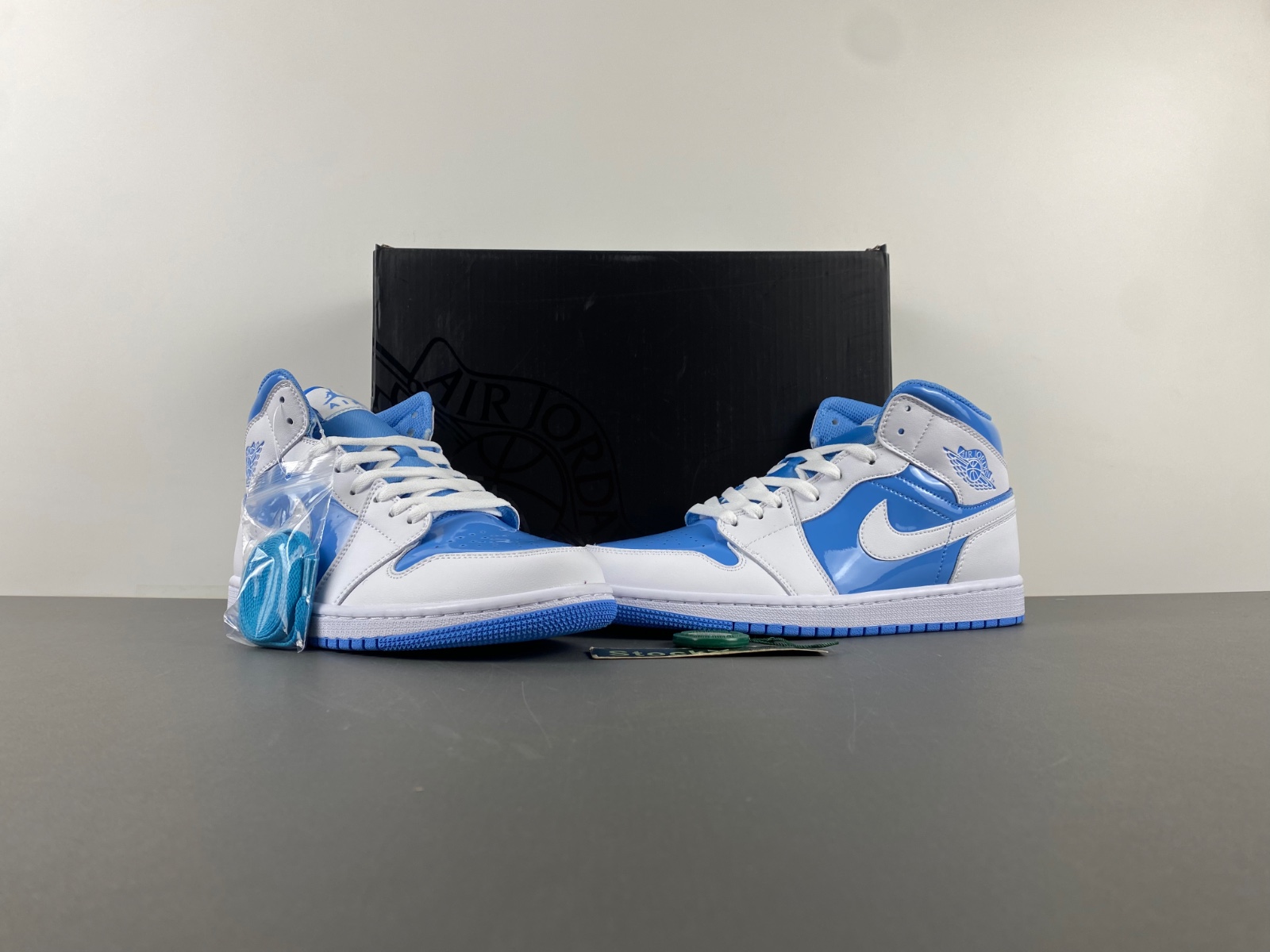 Jordan 1 Mid Legend Blue  FZ2142-114