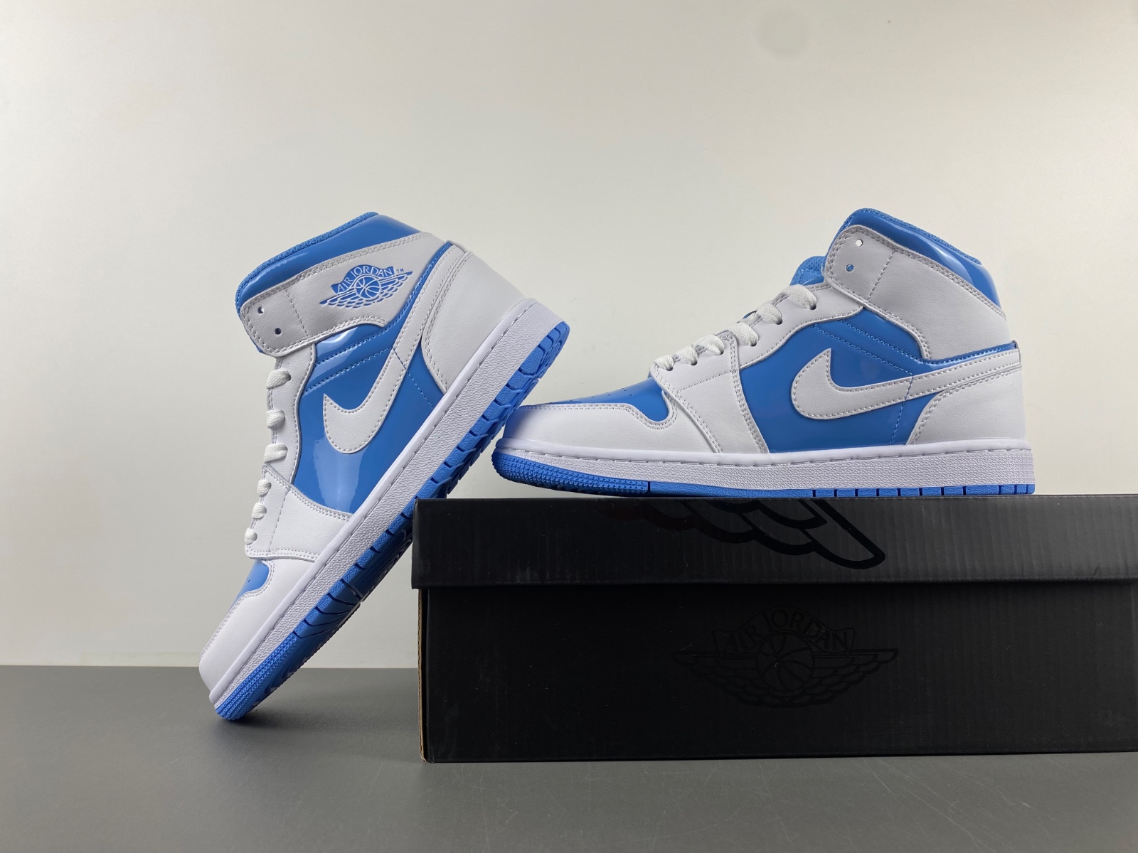 Jordan 1 Mid Legend Blue  FZ2142-114