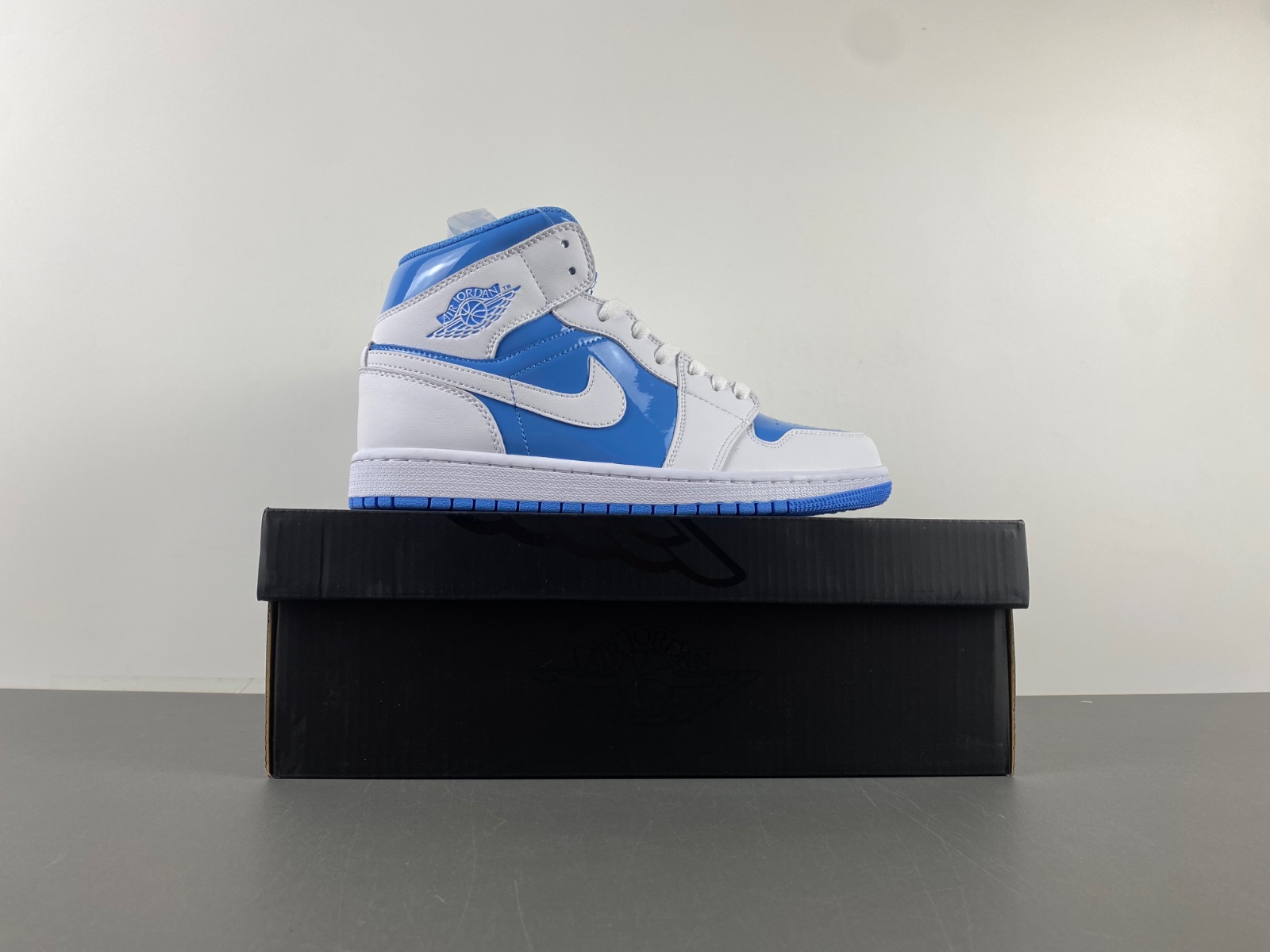 Jordan 1 Mid Legend Blue  FZ2142-114