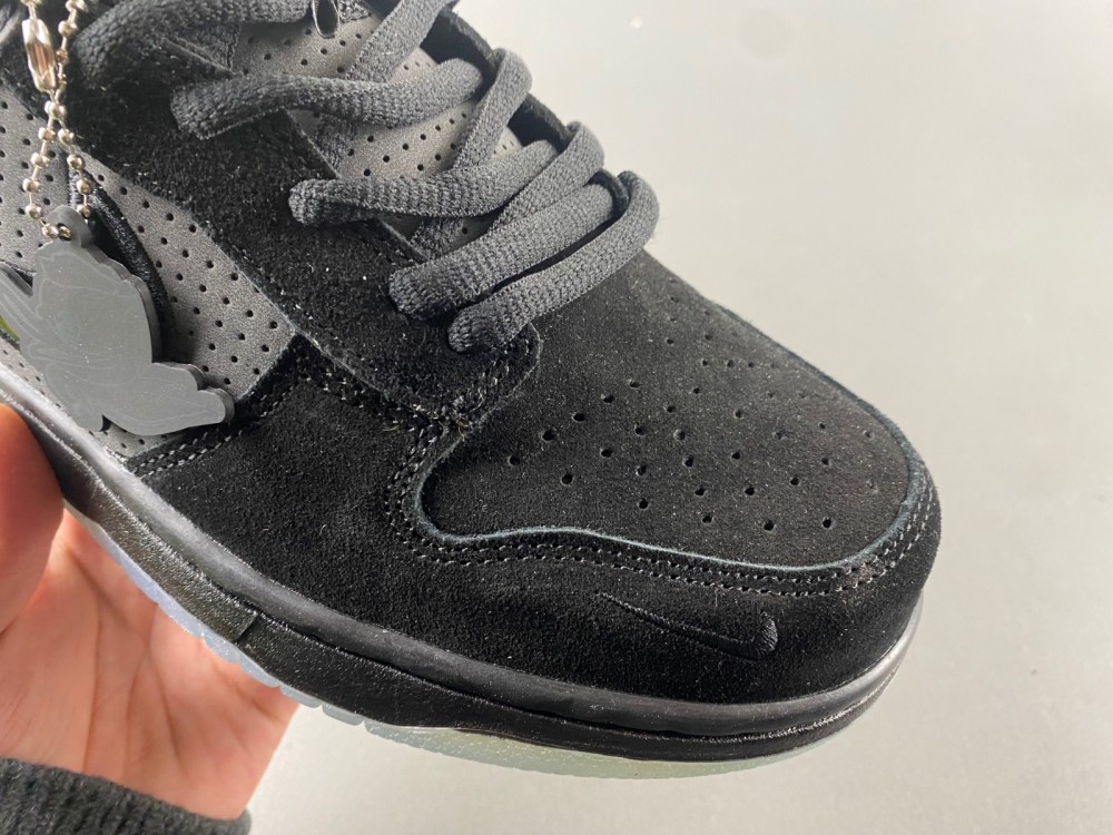 Division Street x Nike Dunk Low Lux “Oregon Black”  HV1470-001