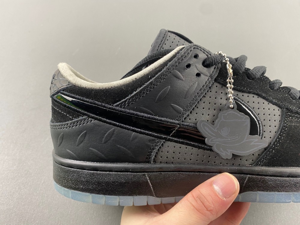Division Street x Nike Dunk Low Lux “Oregon Black”  HV1470-001