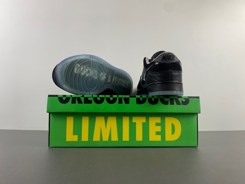 Division Street x Nike Dunk Low Lux “Oregon Black”  HV1470-001