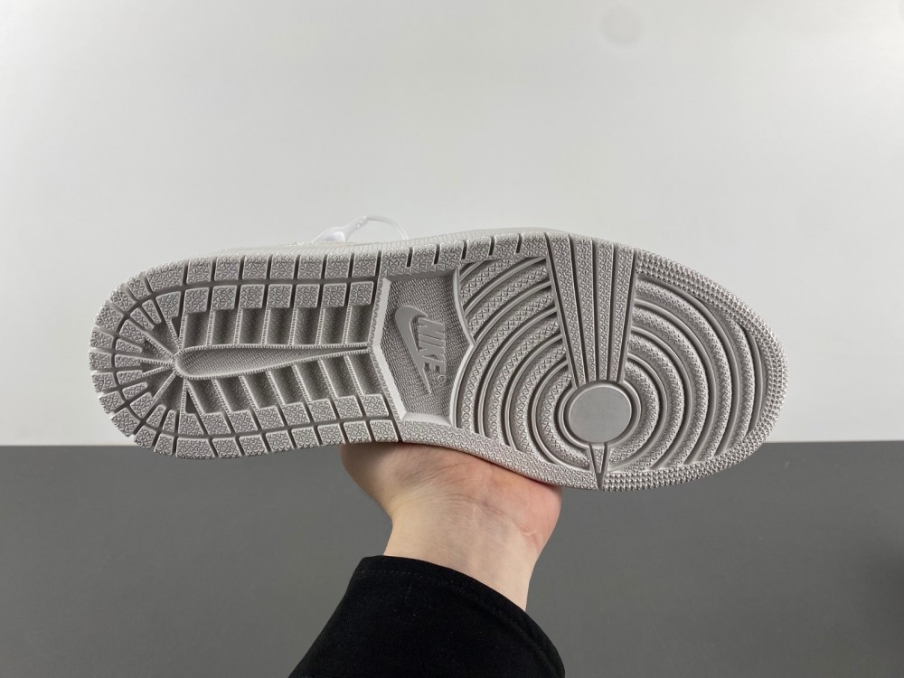 Travis Scott x Air Jordan 1 Low   OG1228-111