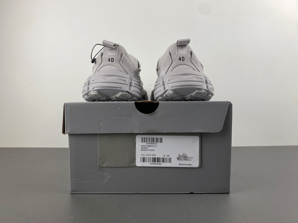 Balenciaga16 MONDAY  825418 WMNSS 1011