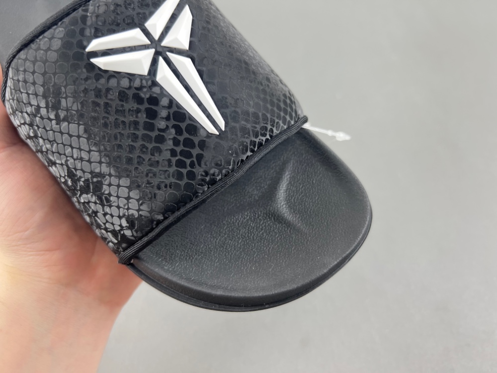 Kobe Offcourt Slide  IF2870-001