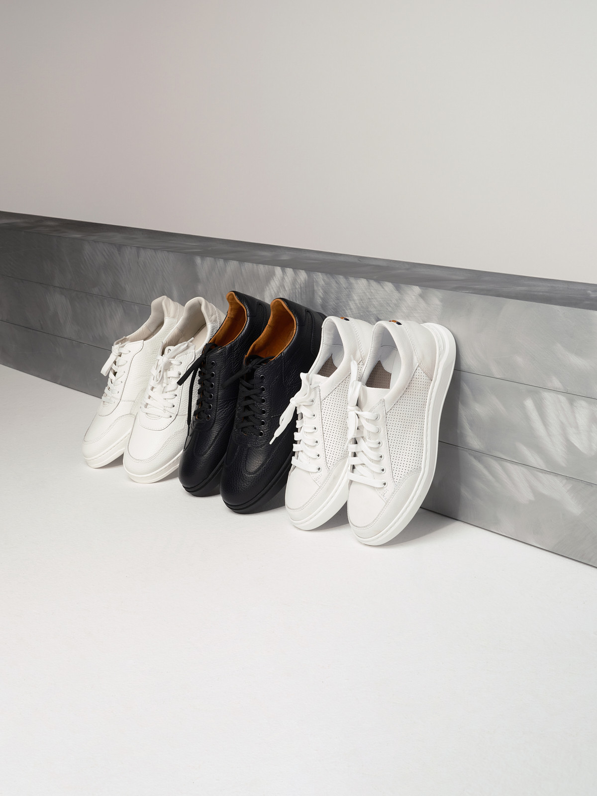 Biae sportowe póbuty mskie z ozdobn perforacj