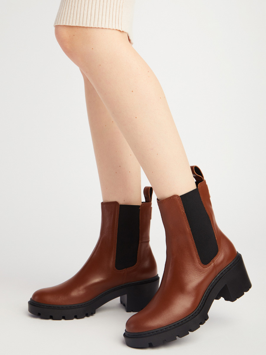 Brzowe botki na obcasie z logotypem