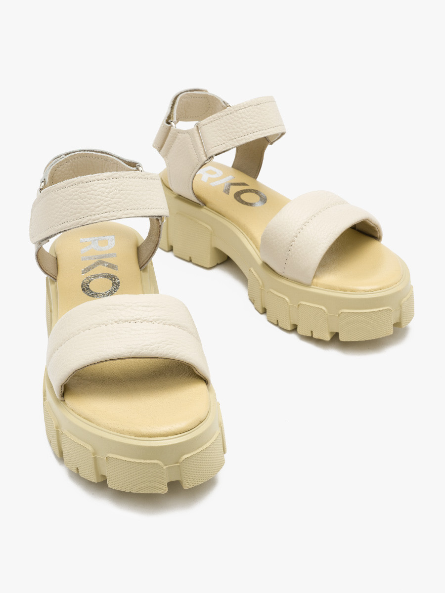 Kremowe sanday na lekkim spodzie