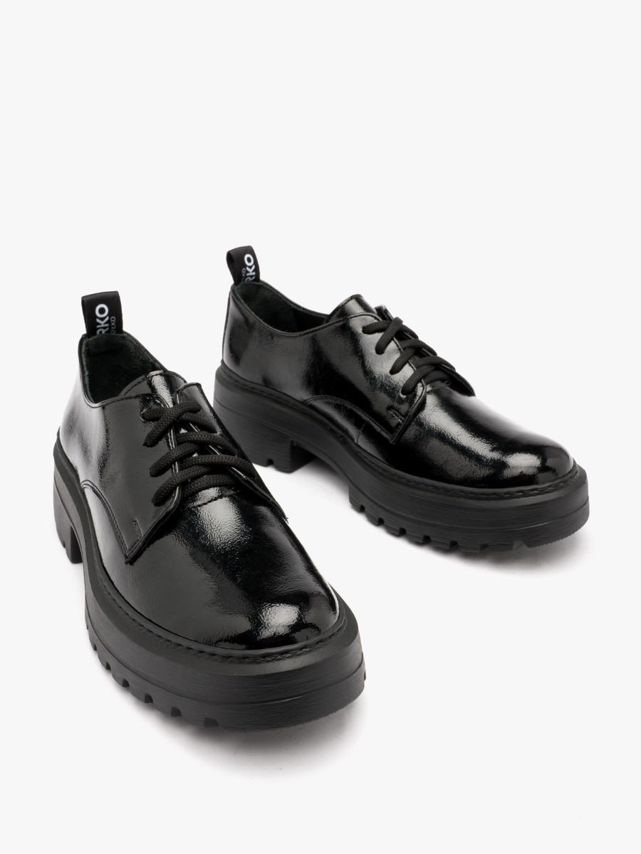 Lakierowane póbuty na lekkiej podeszwie