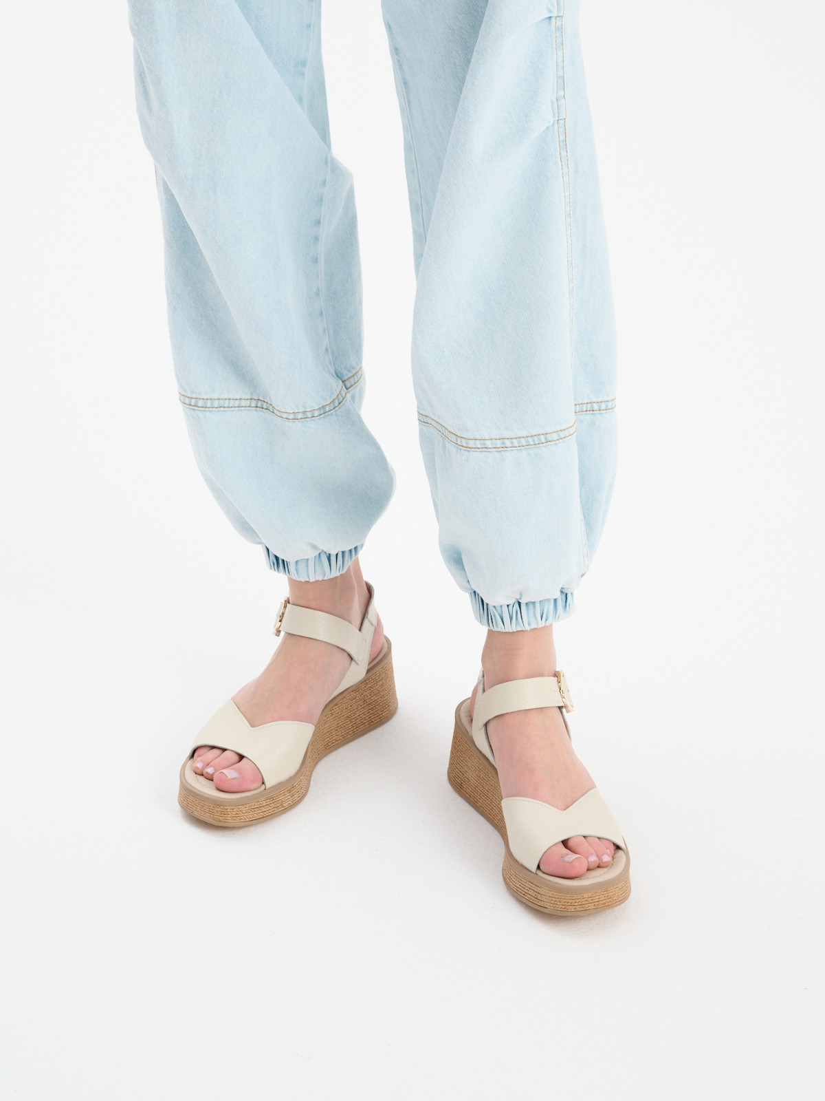 Kremowe sanday na platformie