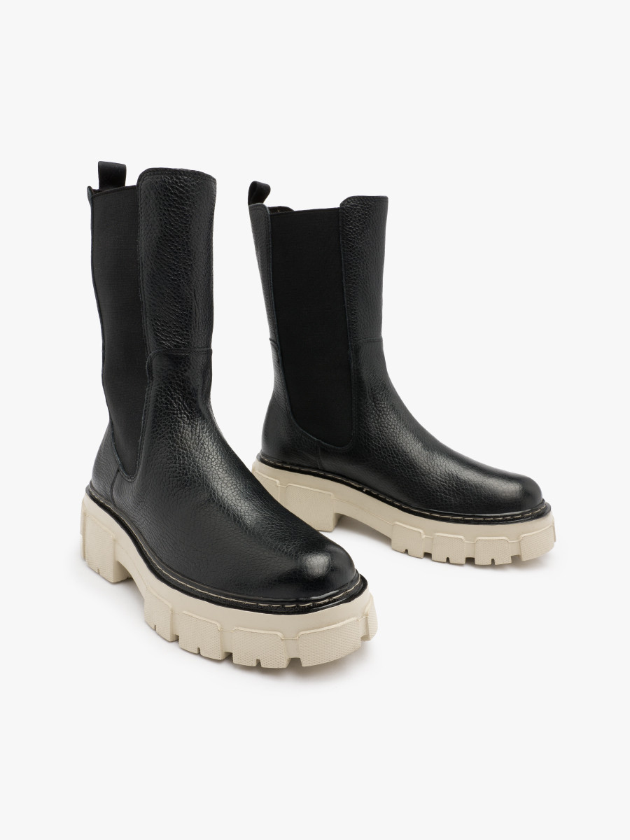 Czarne sztyblety na kremowym spodzie