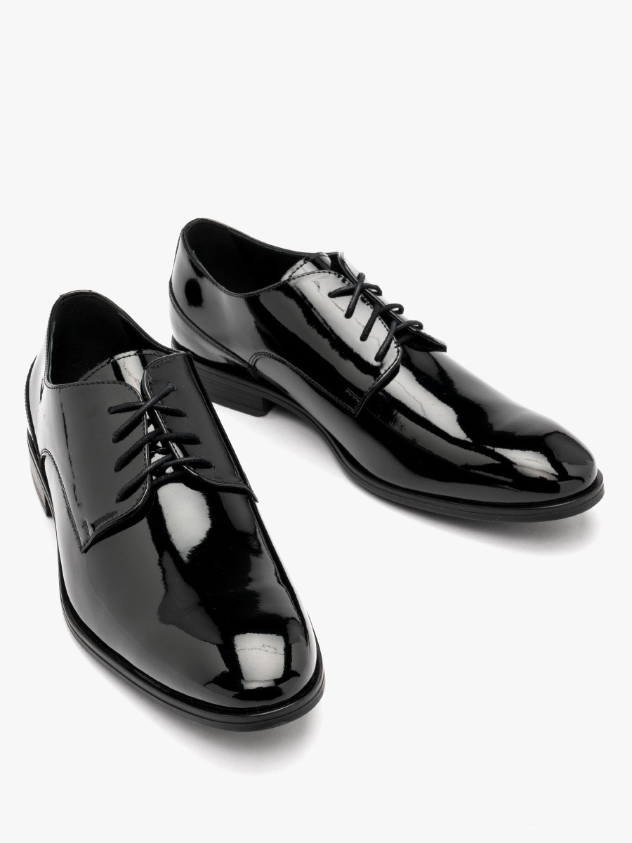 Czarny lakierowany póbut mski