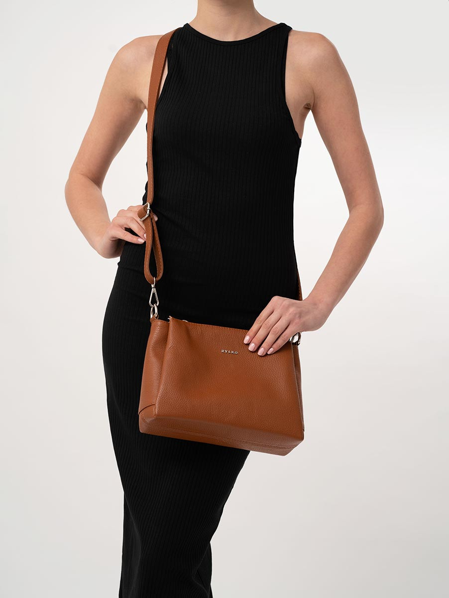 Ruda torebka z regulowanym paskiem