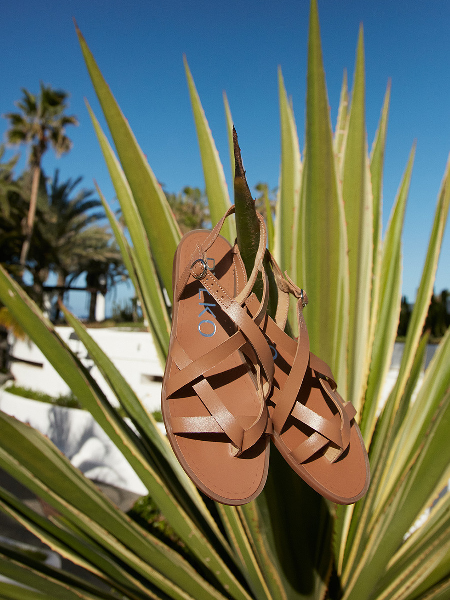 Jasnobrzowe sanday typu japonki