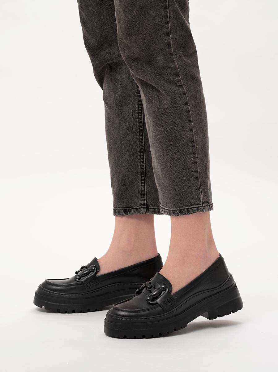 Czarne mokasyny z ozdob