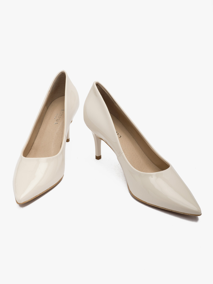 Kremowe czóenko lakierowane