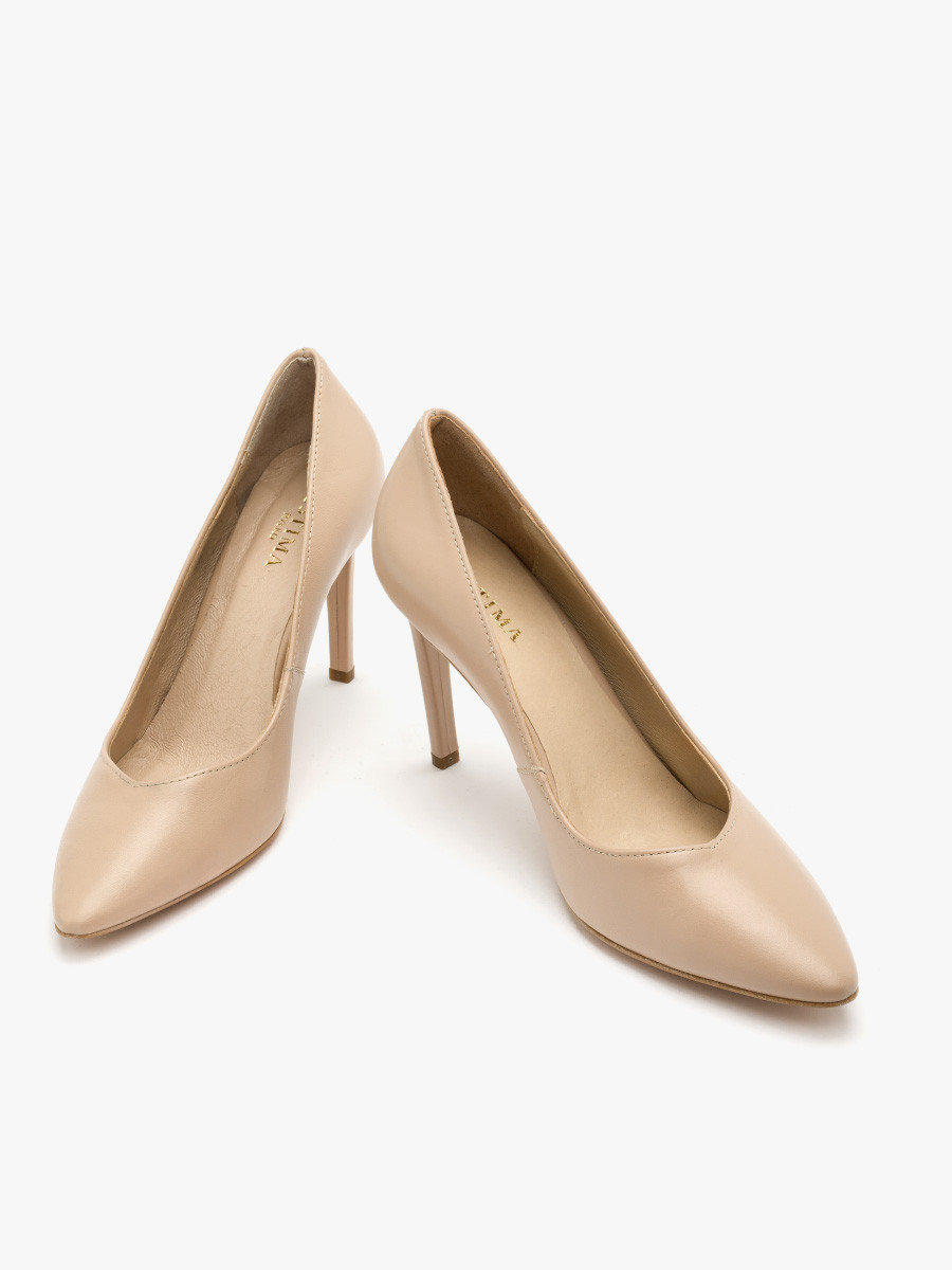 Beowe czóenko z ozdobny dekoltem