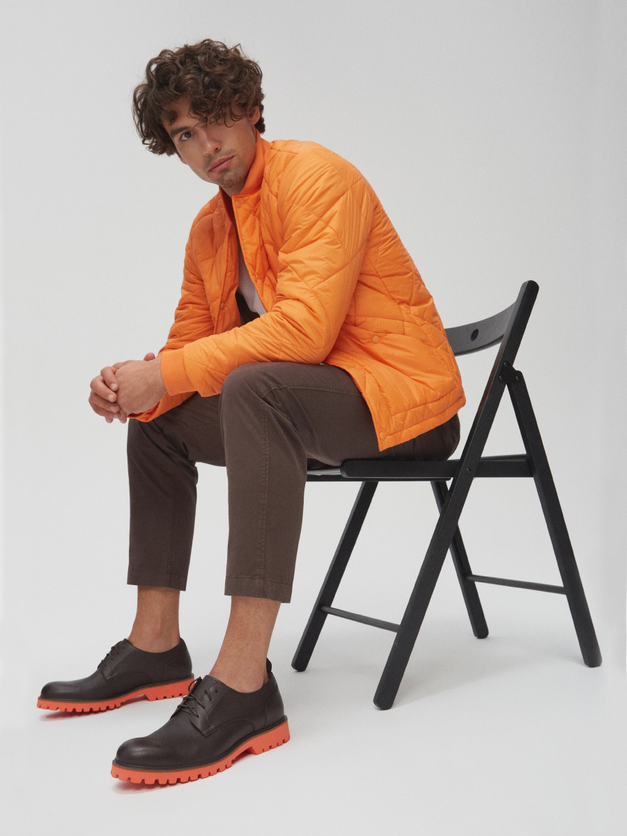 Brzowe póbuty na pomarańczowym spodzie