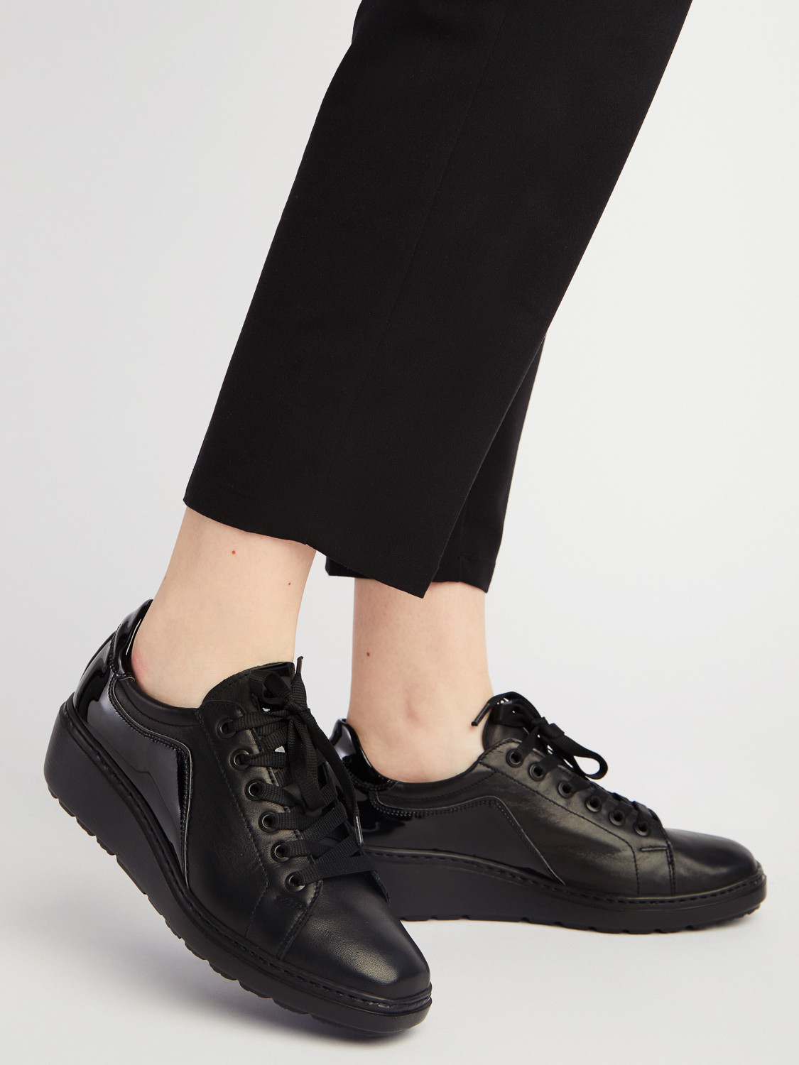 Czarne póbuty z lakierowan wstawk