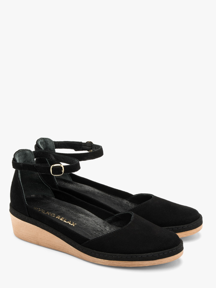 Czarne czóenko na platformie z paskiem wokó kostki