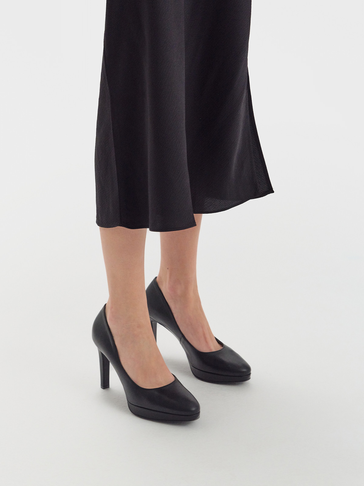 Czarne czóenko na wysokim obcasie oraz balu