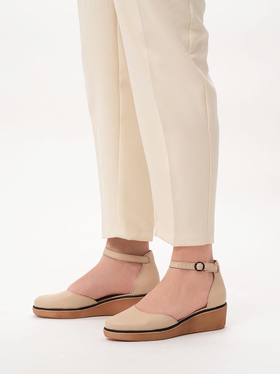 Beowe czóenko na platformie