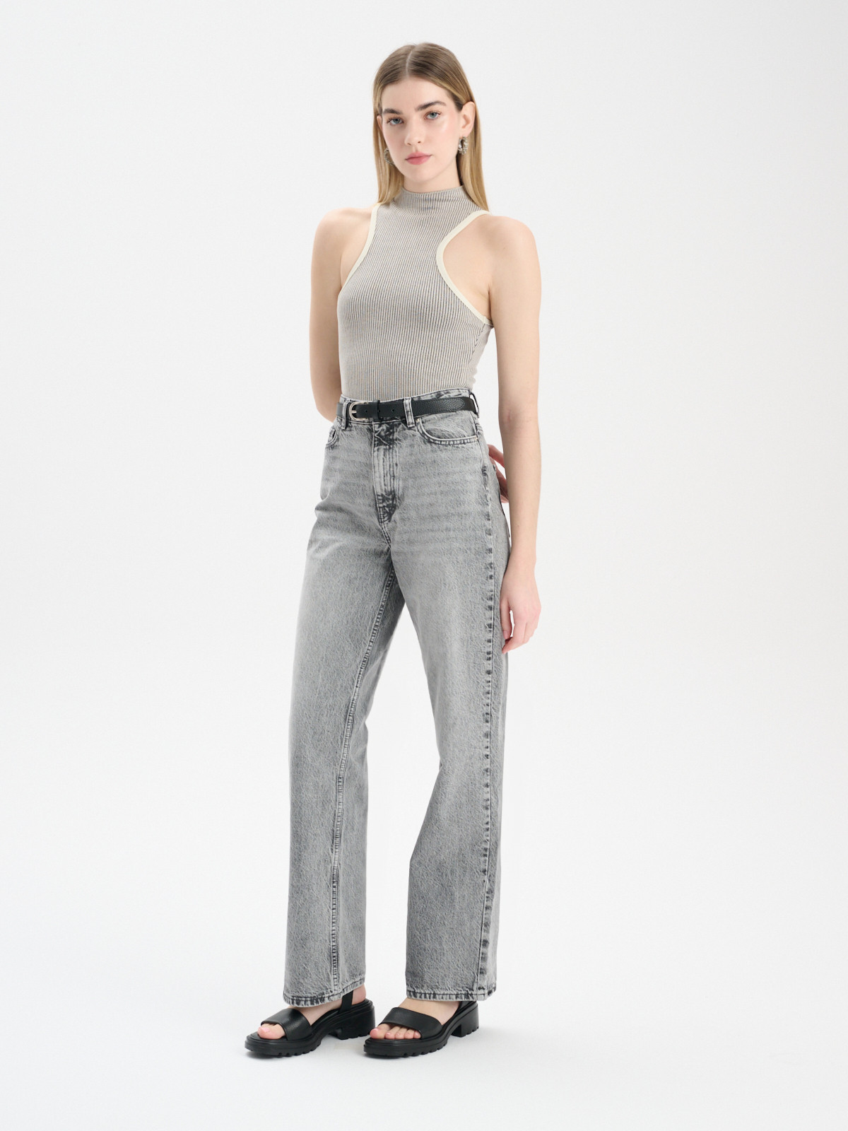 Czarne sanday na traktorowej podeszwie