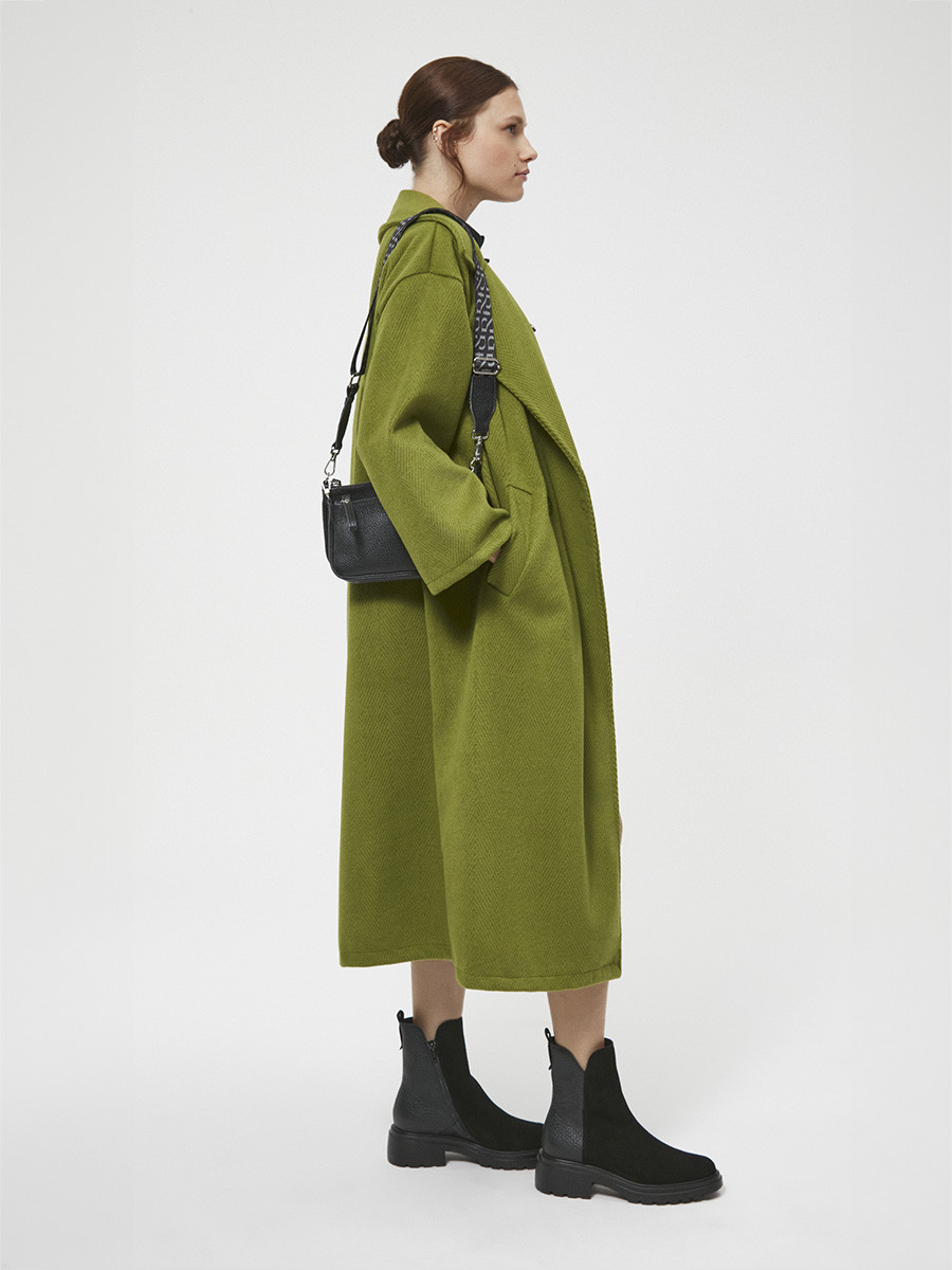 Maa, czarna torebka z logotypem na pasku