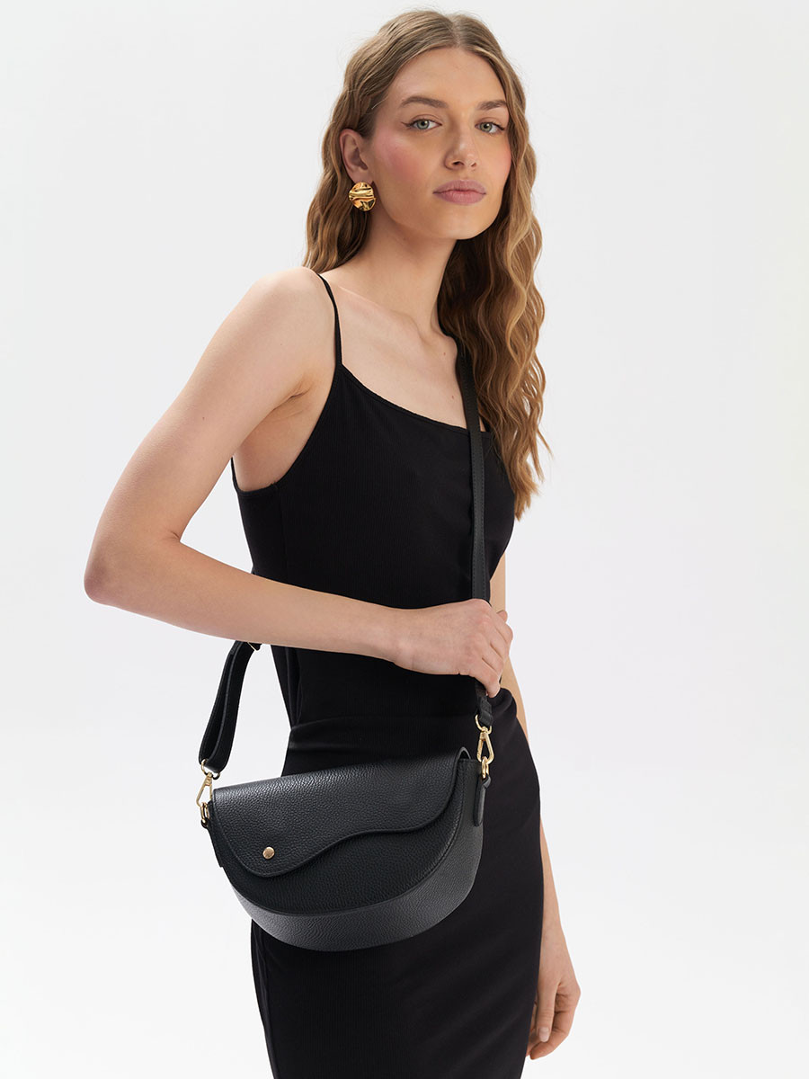 Czarna torebka z ozdobnym zapiciem