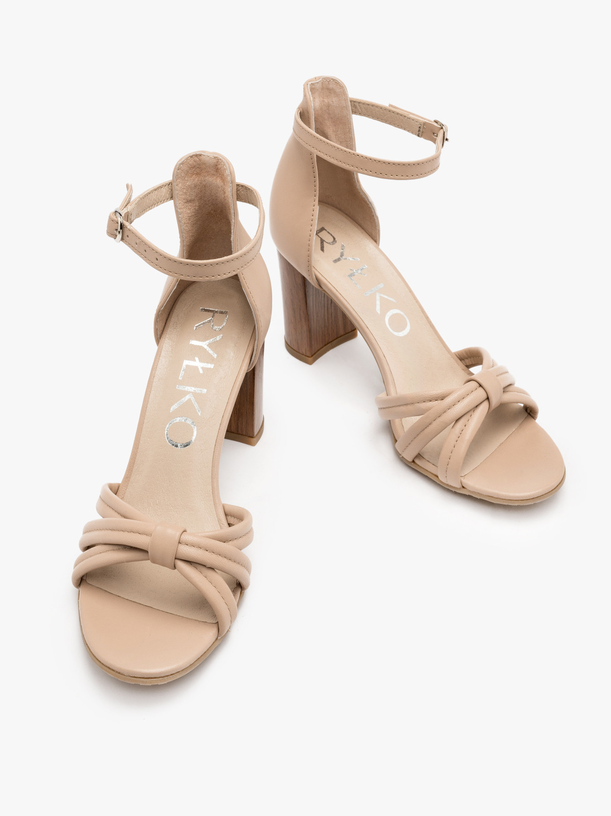 Jasnobeowe sanday na drewnianym obcasie