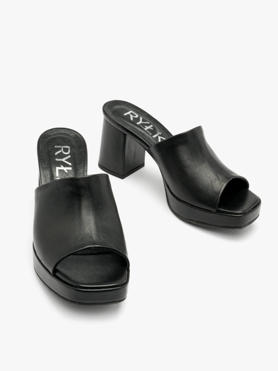 Czarne klapki na balu