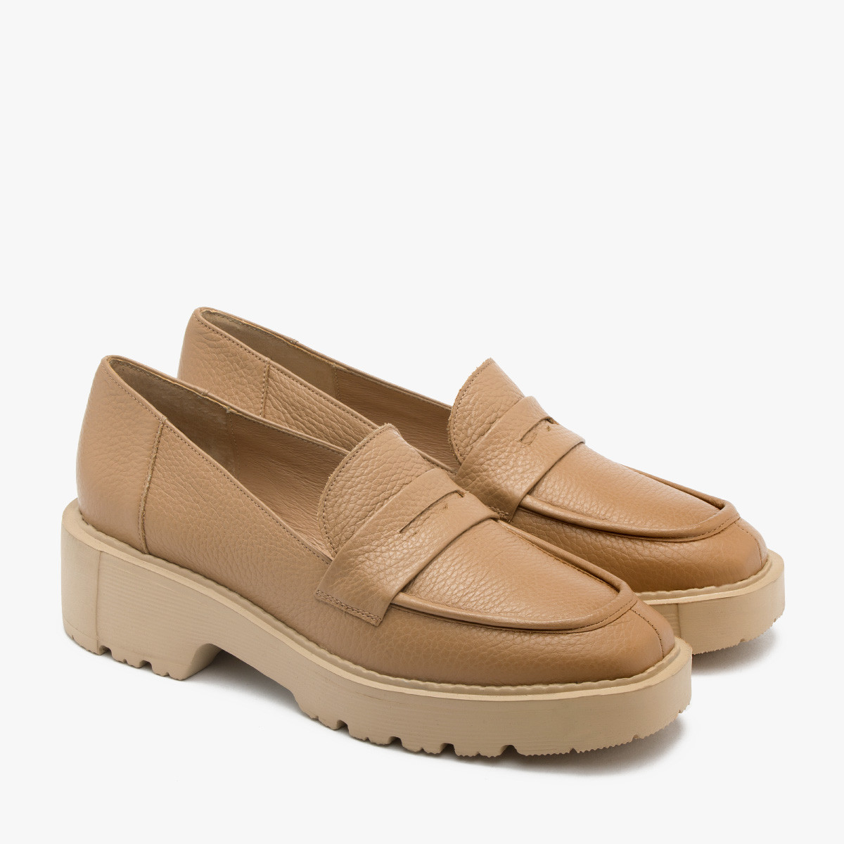 Jasnobrzowe mokasyny