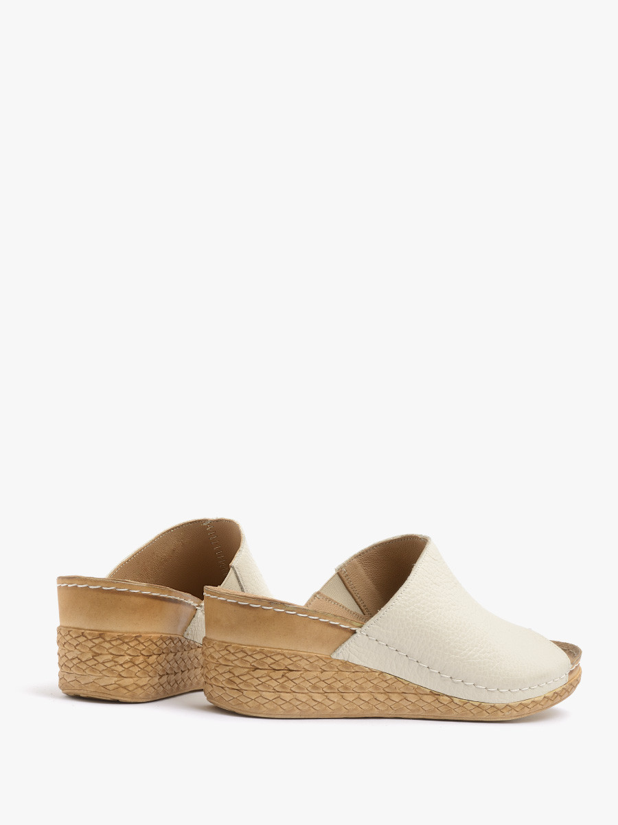 Kremowe klapki na ozdobnym klinie