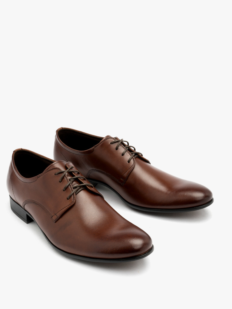 Ciemnobrzowe póbuty z ozdobnymi przeszyciami