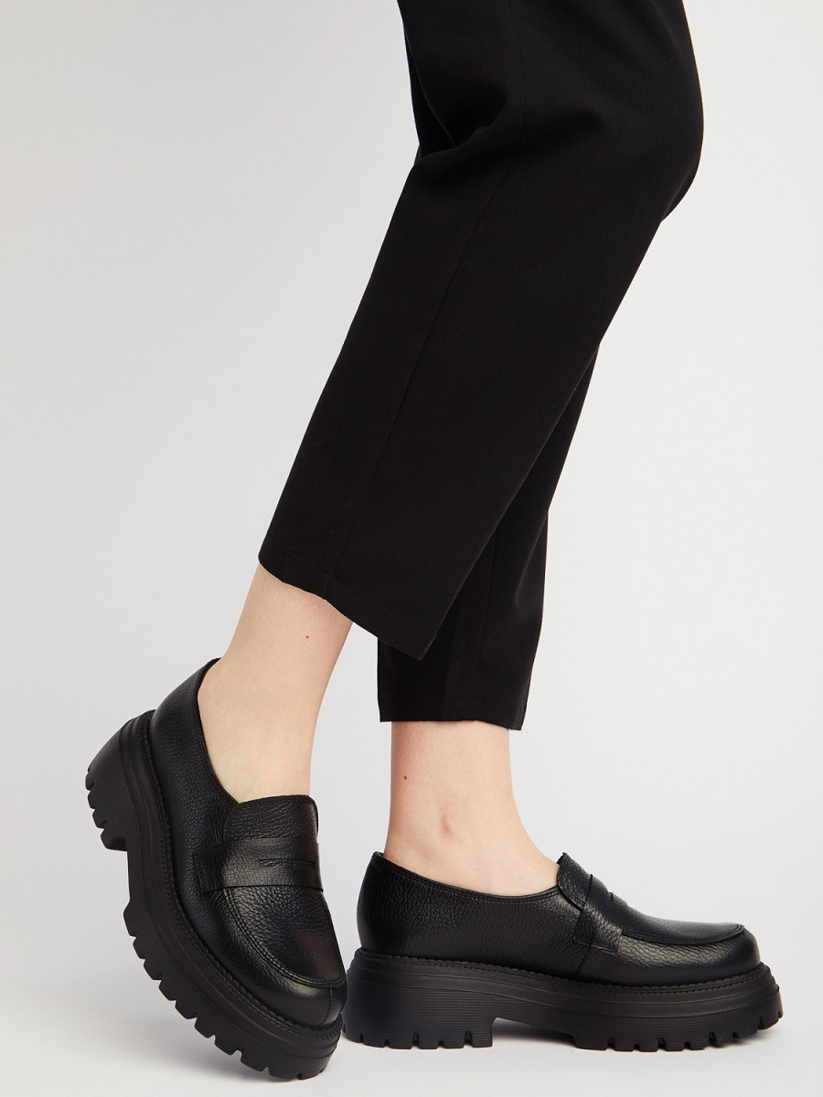 Czarne mokasyny na grubej podeszwie