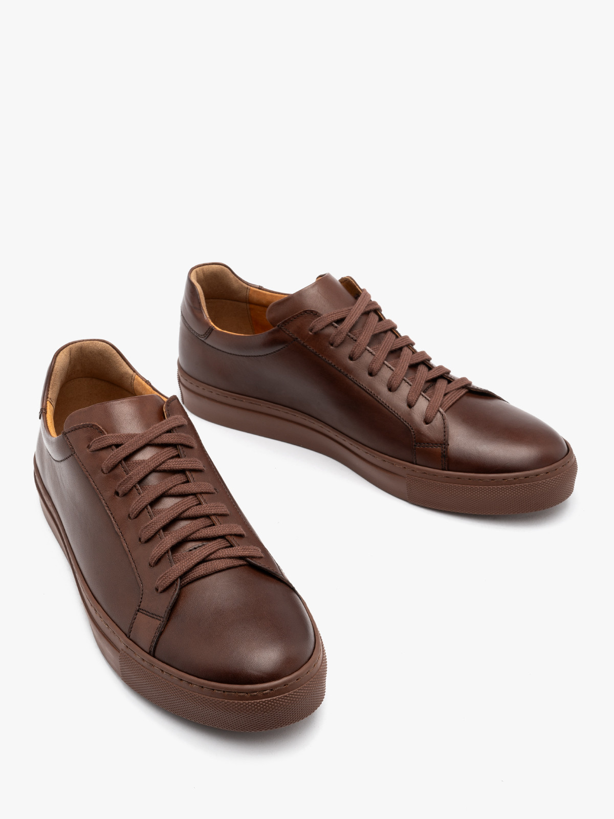 Brzowy póbut sportowy