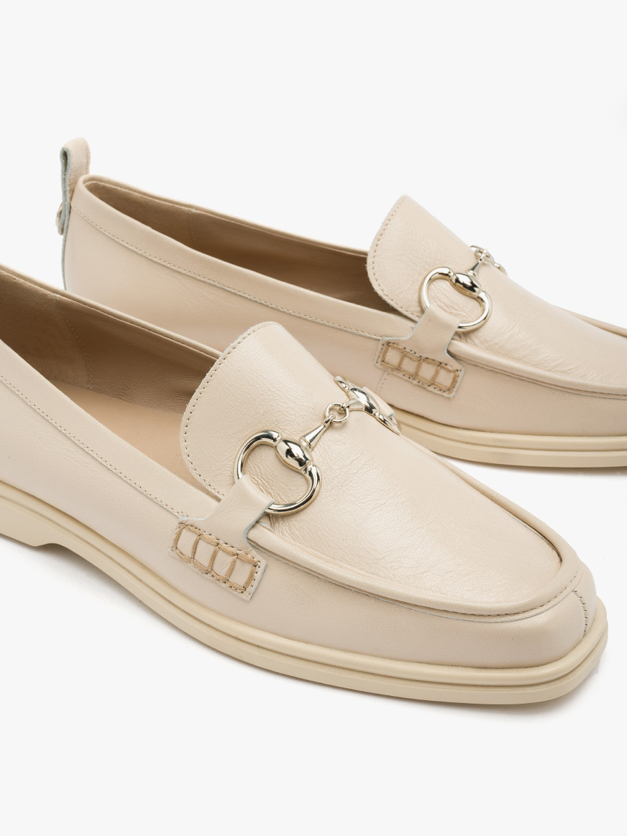 Kremowe mokasyny ze srebrn ozdob