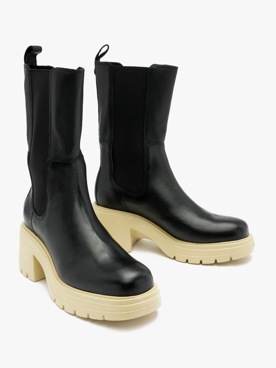 Czarne sztyblety na kremowym spodzie