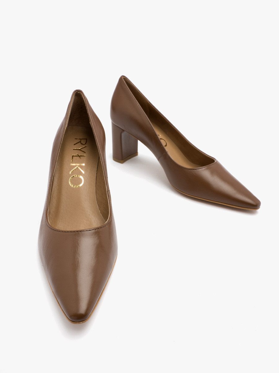 Brzowe czóenka na supku