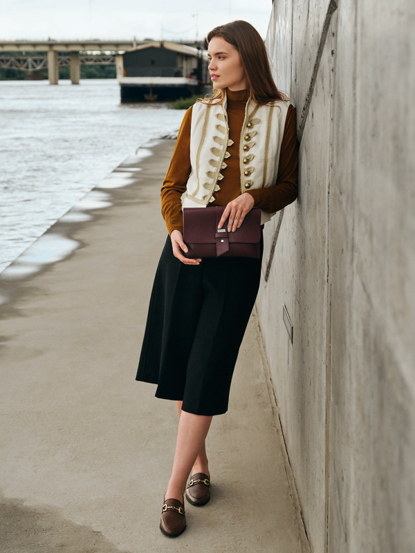 Czarne mokasyny z ozdob na cholewce